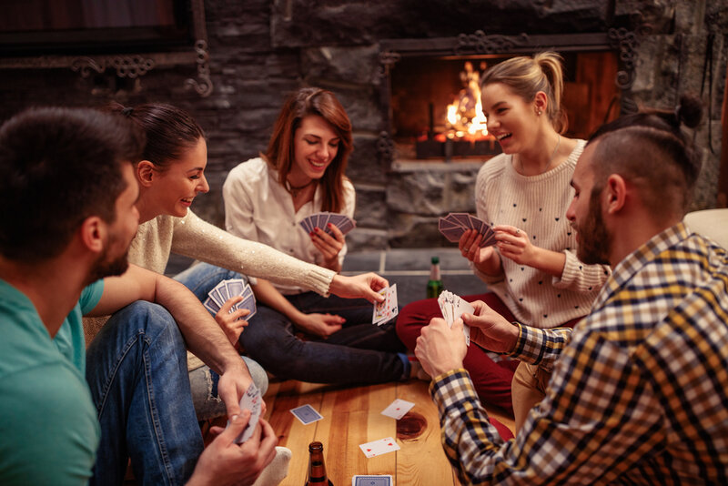 Spela kort med vännerna.